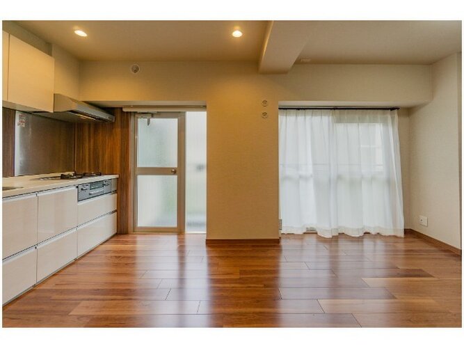 爽やかな風がそよぐ光に溢れた空間。清々しい気持ちになるお部屋です。 爽やかな風がそよぐ光に溢れた空間。清々しい気持ちになるお部屋です。