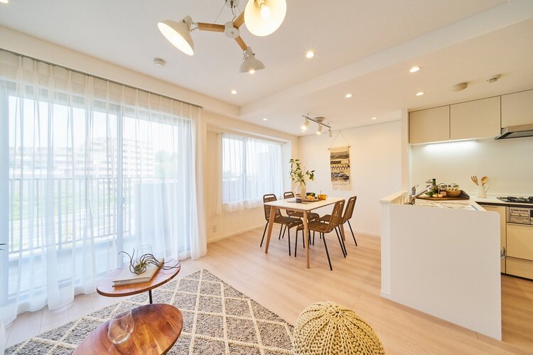 リビングダイニング(約15.5帖)には大きな窓があるので、お食事中も明るい日差しを感じながら過ごせそうです。 リビングダイニング(約15.5帖)には大きな窓があるので、お食事中も明るい日差しを感じながら過ごせそうです。