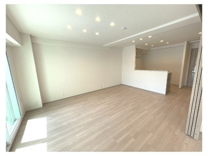 落ち着きのあるフローリングと清潔感のあるクロスが心和む空間を作り出しています。 落ち着きのあるフローリングと清潔感のあるクロスが心和む空間を作り出しています。