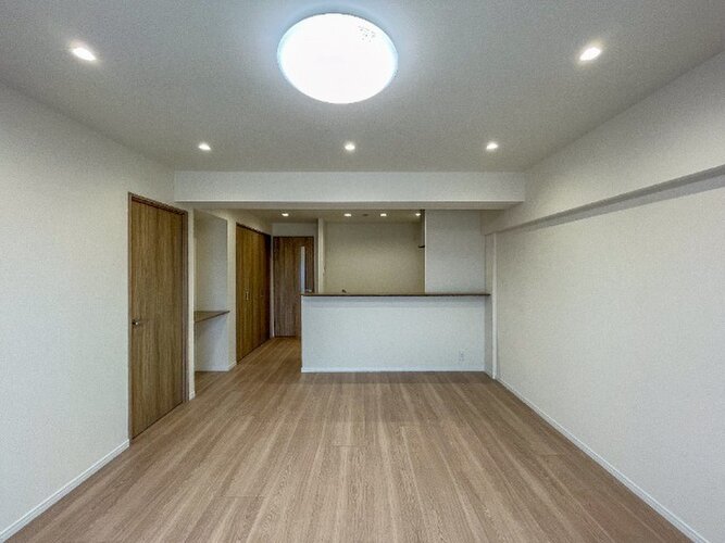 内装はシンプルに落ち着きのある空間にしています。ゆったりとしたひとときを過ごせそうです♪ 内装はシンプルに落ち着きのある空間にしています。ゆったりとしたひとときを過ごせそうです♪
