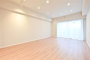 広さ15.3帖の落ち着いた雰囲気のLDK。伸びやかな空間の中で、ゆったりとしたひとときを過ごせそうです。 広さ15.3帖の落ち着いた雰囲気のLDK。伸びやかな空間の中で、ゆったりとしたひとときを過ごせそうです。
