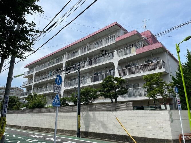 閑静な住宅街に佇むマンション。柔らかい色調とマットな素材が穏やかな雰囲気を奏でます。 閑静な住宅街に佇むマンション。柔らかい色調とマットな素材が穏やかな雰囲気を奏でます。