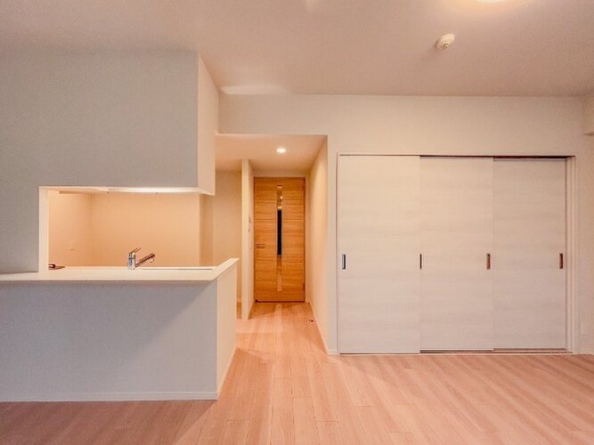内装はシンプルに落ち着きのある空間にしています。ゆったりとしたひとときを過ごせそうです♪ 内装はシンプルに落ち着きのある空間にしています。ゆったりとしたひとときを過ごせそうです♪