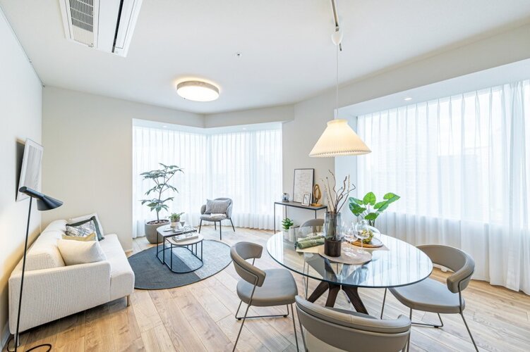 タワーレジデンスで叶える開放感のある暮らし。遠くまで青々と広がる大空や、高層ビル群の都市美を掌中に収めながら、洗練された暮らしを実現できそうです。 タワーレジデンスで叶える開放感のある暮らし。遠くまで青々と広がる大空や、高層ビル群の都市美を掌中に収めながら、洗練された暮らしを実現できそうです。