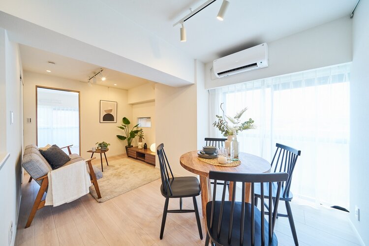 部屋の真ん中にあるリビングダイニング(約13.2帖)は、家族や友人と楽しい一時をお過ごしいただける空間です。 部屋の真ん中にあるリビングダイニング(約13.2帖)は、家族や友人と楽しい一時をお過ごしいただける空間です。