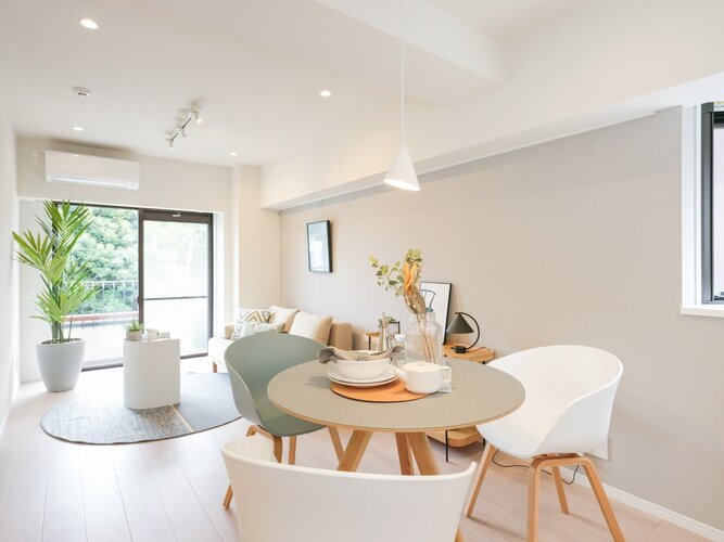 光と風が溢れる開放的なリビングダイニングルームです。住まう方の趣味や感性で飾っていただけるように、シンプルな内装で仕上げました。 光と風が溢れる開放的なリビングダイニングルームです。住まう方の趣味や感性で飾っていただけるように、シンプルな内装で仕上げました。