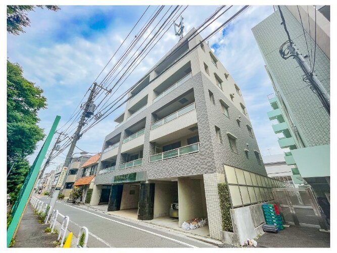 椎名町駅まで徒歩分。都市生活の利便性と充実感を得られる立地に佇んでいます。 椎名町駅まで徒歩分。都市生活の利便性と充実感を得られる立地に佇んでいます。