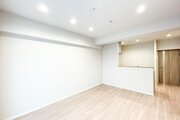 柔らかな色合いのフローリングと清潔感のあふれる白のクロスが明るい空間を創り出しているLDK。 柔らかな色合いのフローリングと清潔感のあふれる白のクロスが明るい空間を創り出しているLDK。