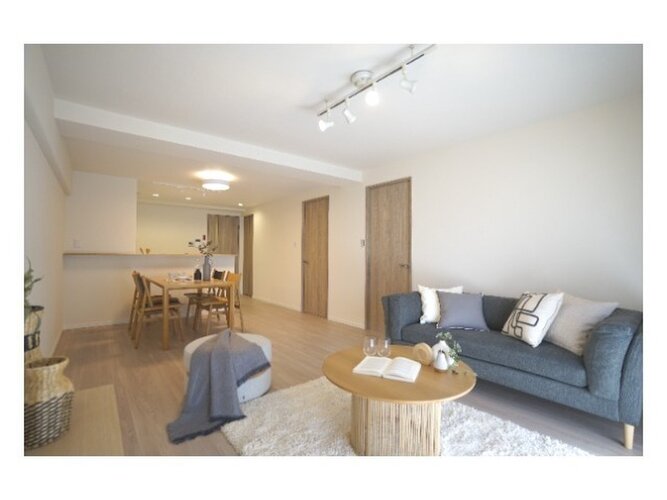 お部屋の形が綺麗なリビングの為、テーブルやソファなどの家具を一通り置くことができそうです♪