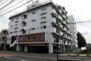 三鷹駅、吉祥寺駅へバス便多数。バス停は目の前です。 三鷹駅、吉祥寺駅へバス便多数。バス停は目の前です。