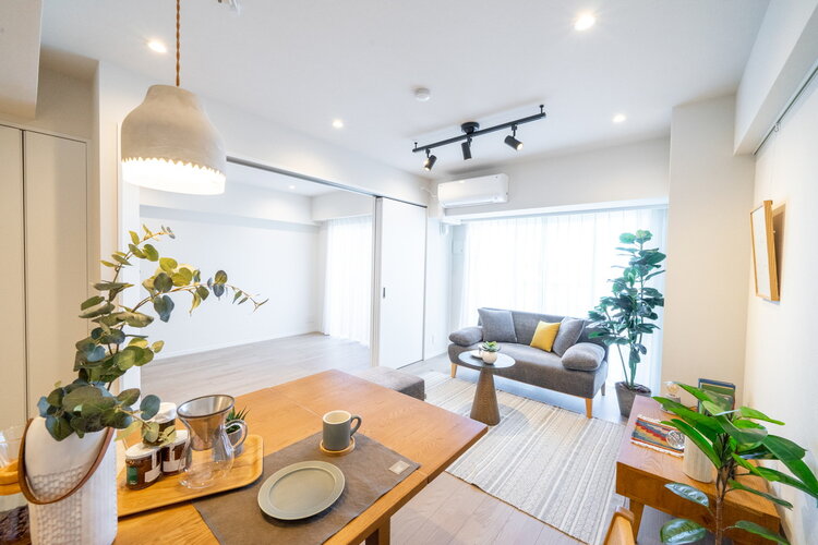 温かい日の光と風通しの良さを感じる明るく開放的なリビングです。住まう方の趣味や感性で飾っていただけるように、シンプルな内装で仕上げました。 温かい日の光と風通しの良さを感じる明るく開放的なリビングです。住まう方の趣味や感性で飾っていただけるように、シンプルな内装で仕上げました。