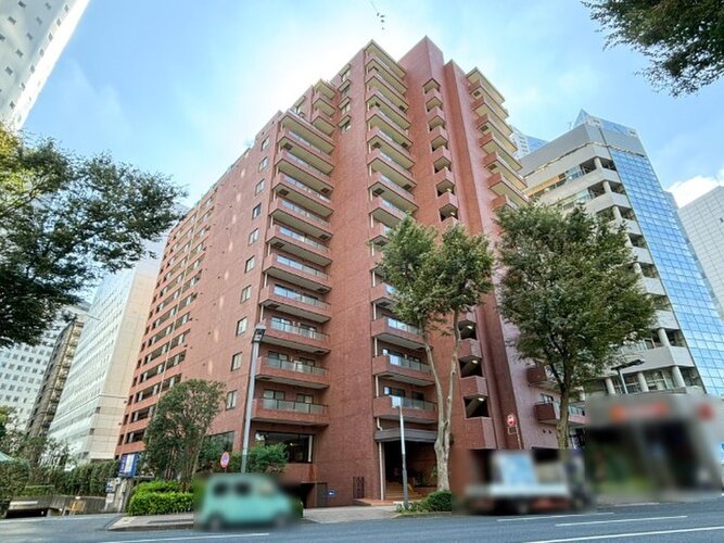 重厚なイメージを受けるマンション。住むほどにその印象が誇らしくなります。 重厚なイメージを受けるマンション。住むほどにその印象が誇らしくなります。