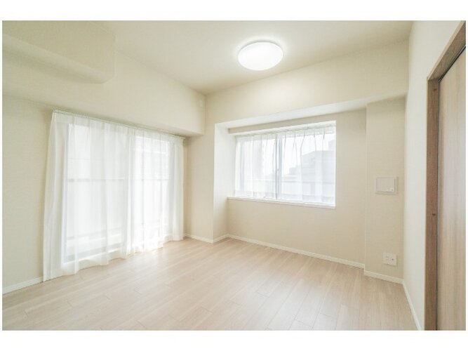 多くの光を取りこむLDKは照明と質感の高いフローリングでスタイリシュに。より使いやすくより美しく♪ 多くの光を取りこむLDKは照明と質感の高いフローリングでスタイリシュに。より使いやすくより美しく♪