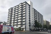 磯子駅まで徒歩8分の立地に佇む総戸数120戸のマンション。