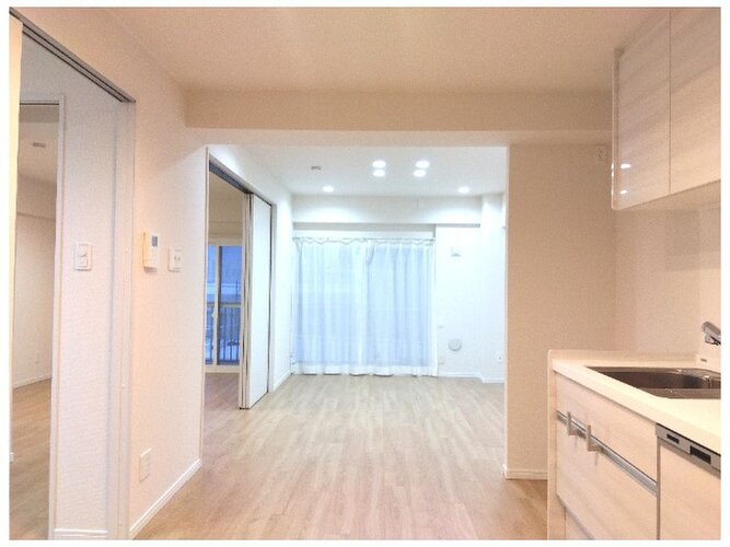 爽やかな風がそよぐ光に溢れた空間。清々しい気持ちになるお部屋です。 爽やかな風がそよぐ光に溢れた空間。清々しい気持ちになるお部屋です。