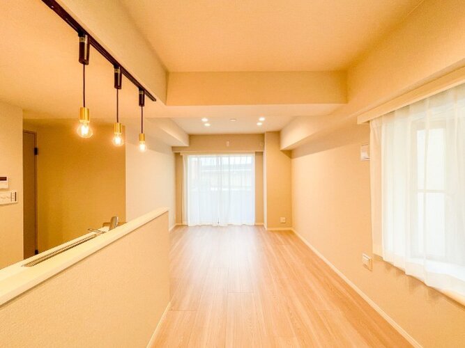 多くの光を取りこむＬＤＫは照明と質感の高いフローリングでスタイリシュに。より使いやすくより美しく♪