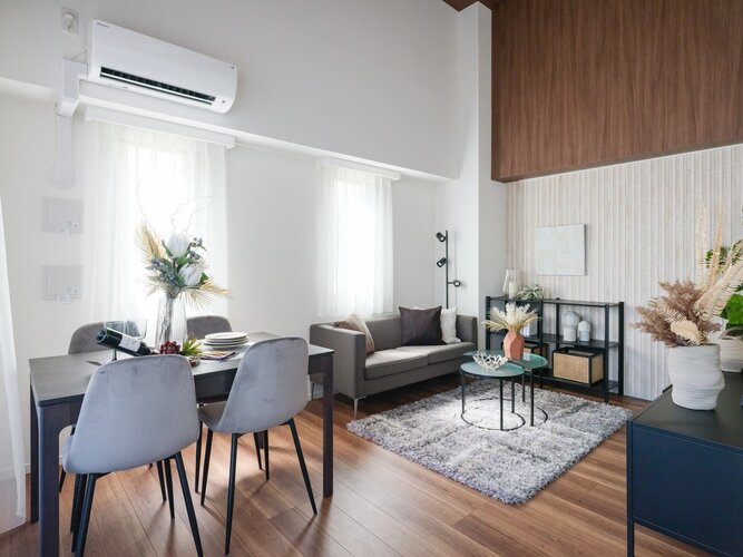 最上階14階部分に位置し開放感を感じるお部屋です。天井高4m、ゆらめくカーテンの向こうから、柔らかな陽光が注がれる居心地の良いリビングダイニングです。 最上階14階部分に位置し開放感を感じるお部屋です。天井高4m、ゆらめくカーテンの向こうから、柔らかな陽光が注がれる居心地の良いリビングダイニングです。