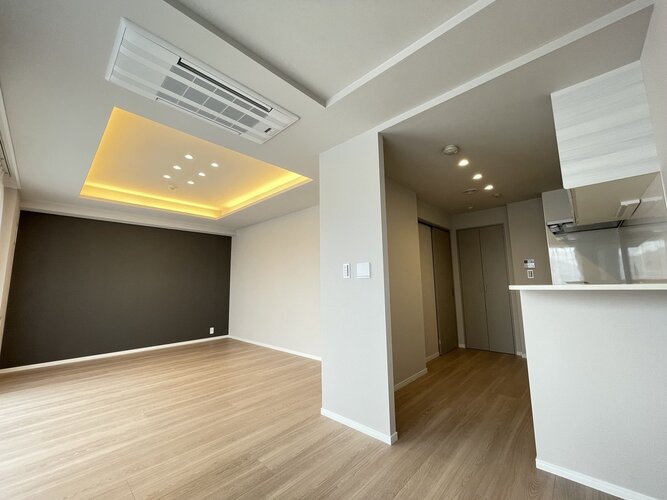 柔らかな色合いのフローリングと清潔感のあふれる白のクロスが明るい空間を創り出しているLDK。 柔らかな色合いのフローリングと清潔感のあふれる白のクロスが明るい空間を創り出しているLDK。