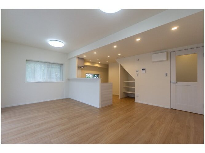 広さ16帖の落ち着いた雰囲気のLDK。伸びやかな空間の中で、ゆったりとしたひとときを過ごせそうです。 広さ16帖の落ち着いた雰囲気のLDK。伸びやかな空間の中で、ゆったりとしたひとときを過ごせそうです。