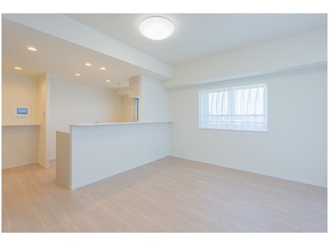 落ち着きのあるフローリングと清潔感のあるクロスが心和む空間を作り出しています。