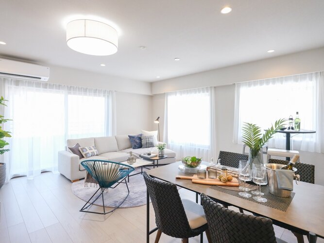 3方角部屋につきあたたかな光に包まれた安らぎ溢れるお部屋です。優しい色合いの素材でまとめた内装は、住まう方へ心地よさをもたらします。 3方角部屋につきあたたかな光に包まれた安らぎ溢れるお部屋です。優しい色合いの素材でまとめた内装は、住まう方へ心地よさをもたらします。