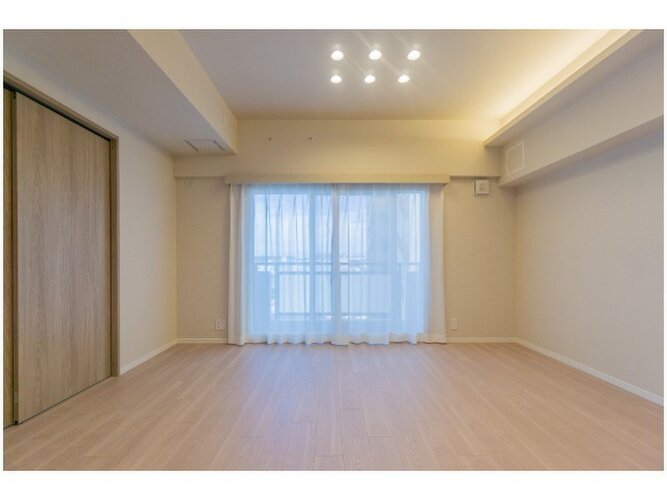 採光とライト使いで演出される落ち着きのある空間。ゆったりと伸びやかな時を過ごせそうです。 採光とライト使いで演出される落ち着きのある空間。ゆったりと伸びやかな時を過ごせそうです。