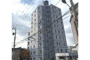 統一した色調でデザインされたマンションは周囲と調和した景観を生み出しています。 統一した色調でデザインされたマンションは周囲と調和した景観を生み出しています。