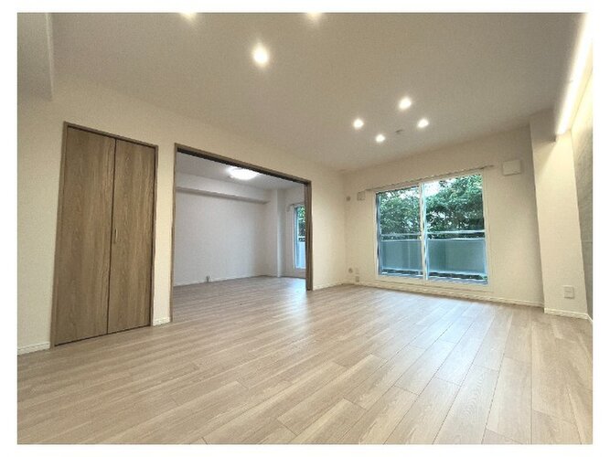 採光とライト使いで演出される落ち着きのある空間。ゆったりと伸びやかな時を過ごせそうです。