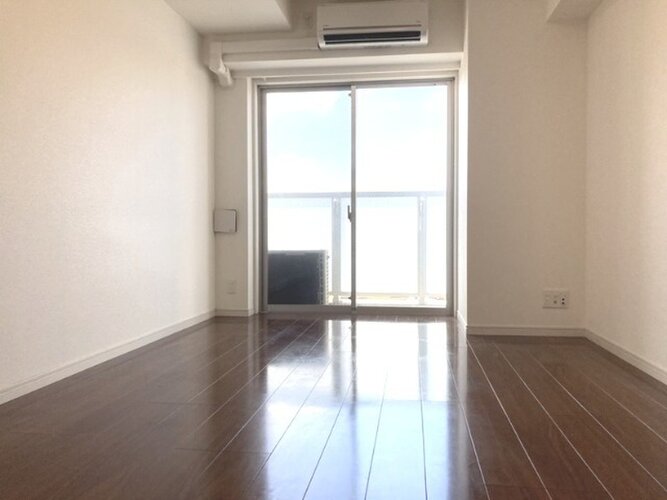 南向き住戸のため、陽の光が差し込んでくるお部屋です。広さは約8.3帖。 南向き住戸のため、陽の光が差し込んでくるお部屋です。広さは約8.3帖。