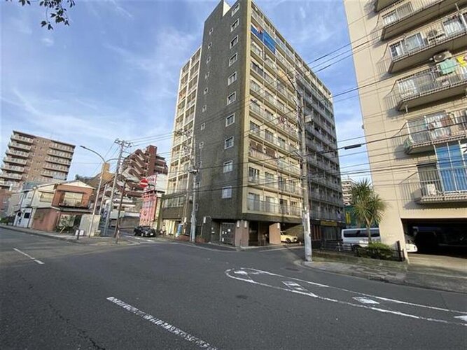 京浜急行線「黄金町」駅まで徒歩2分。都市機能の利便性を感じられる立地に建つマンションです。