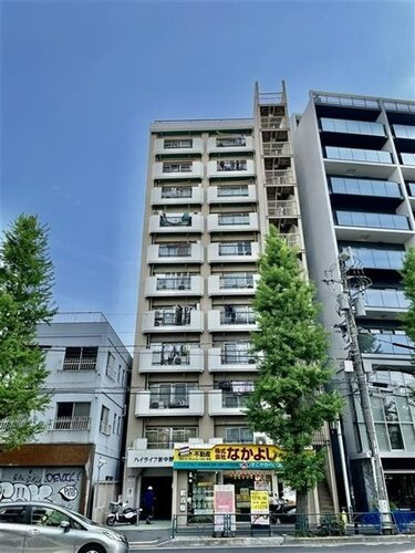 東京メトロ丸ノ内線「新中野」駅より徒歩1分。都市機能の利便性を感じられる立地に建つマンションです。