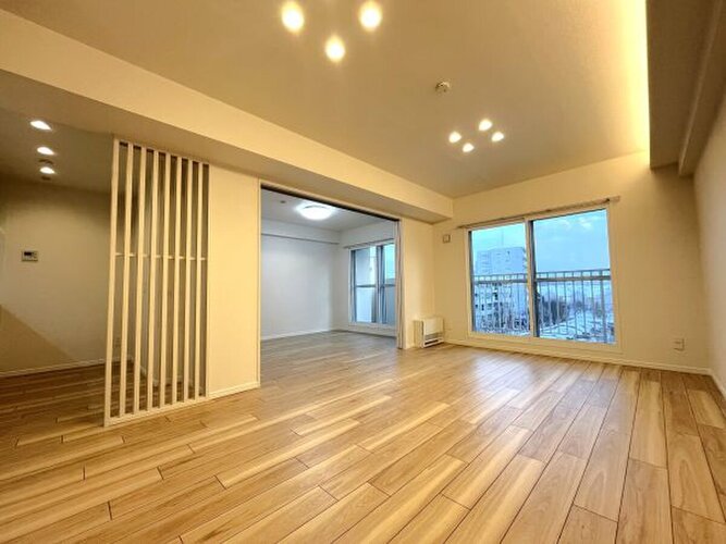 リビングとダイニング、2つの空間機能を使い分ける発想が、ライフスタイルに新しいゆとりをもたらします。 リビングとダイニング、2つの空間機能を使い分ける発想が、ライフスタイルに新しいゆとりをもたらします。