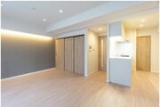 多くの光を取りこむＬＤＫは照明と質感の高いフローリングでスタイリシュに。より使いやすくより美しく♪
