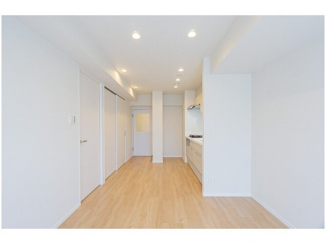 落ち着きのあるフローリングと清潔感のあるクロスが心和む空間を作り出しています。 落ち着きのあるフローリングと清潔感のあるクロスが心和む空間を作り出しています。