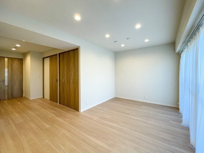 多くの光を取りこむLDKは照明と質感の高いフローリングでスタイリシュに。より使いやすくより美しく♪ 多くの光を取りこむLDKは照明と質感の高いフローリングでスタイリシュに。より使いやすくより美しく♪