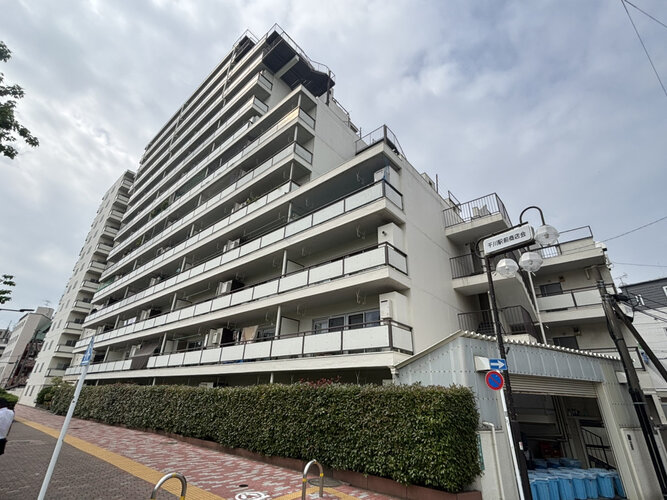 千川まで徒歩2分。日常生活便利な立地に佇むマンションです。 千川まで徒歩2分。日常生活便利な立地に佇むマンションです。