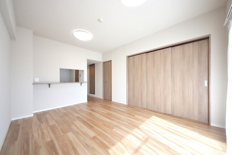 落ち着きのあるフローリングと清潔感のあるクロスが心和む空間を作り出しています。 落ち着きのあるフローリングと清潔感のあるクロスが心和む空間を作り出しています。