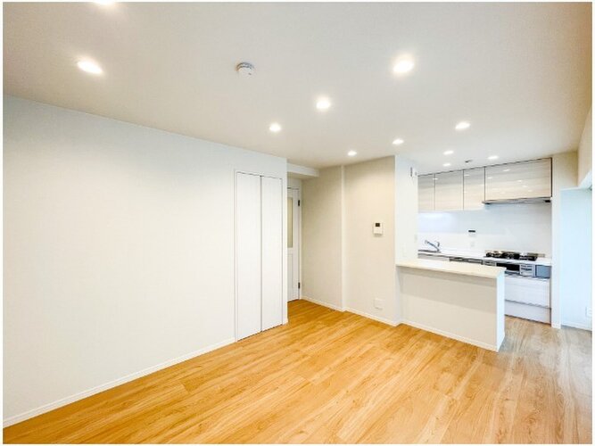 お部屋の形が綺麗なリビングの為、テーブルやソファなどの家具を一通り置くことができそうです♪ お部屋の形が綺麗なリビングの為、テーブルやソファなどの家具を一通り置くことができそうです♪