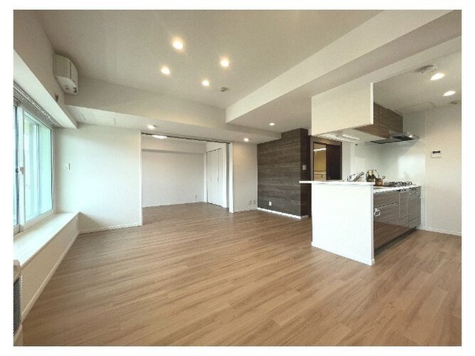 広さ17.5帖の落ち着いた雰囲気のLDK。伸びやかな空間の中で、ゆったりとしたひとときを過ごせそうです。 広さ17.5帖の落ち着いた雰囲気のLDK。伸びやかな空間の中で、ゆったりとしたひとときを過ごせそうです。