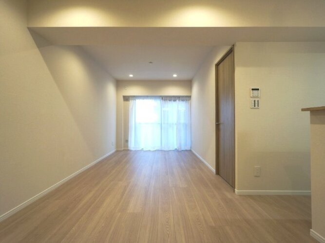 柔らかな色合いのフローリングと清潔感のあふれる白のクロスが明るい空間を創り出しているLDK。 柔らかな色合いのフローリングと清潔感のあふれる白のクロスが明るい空間を創り出しているLDK。