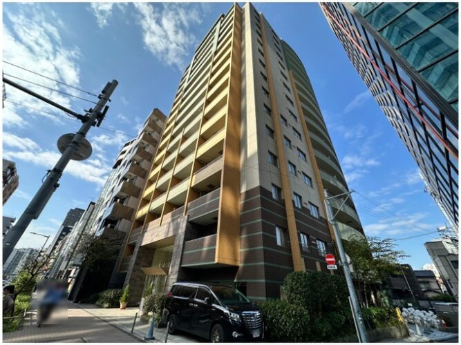 新宿五丁目駅まで徒歩1分。都市生活の利便性と充実感を得られる立地に佇んでいます。 新宿五丁目駅まで徒歩1分。都市生活の利便性と充実感を得られる立地に佇んでいます。