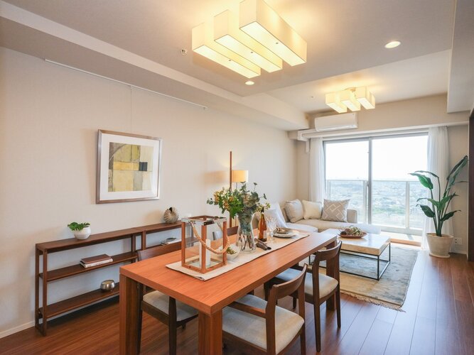 心地よい時間が流れ、明日への活力を養うことができる居心地の良いリビングダイニングキッチンです。冬場にうれしい床暖房を敷設し、寒い冬でも足元からじんわり温もりを感じます。 心地よい時間が流れ、明日への活力を養うことができる居心地の良いリビングダイニングキッチンです。冬場にうれしい床暖房を敷設し、寒い冬でも足元からじんわり温もりを感じます。