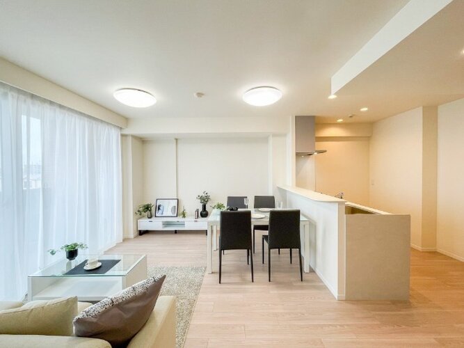 柔らかな色合いのフローリングと清潔感のあふれる白のクロスが明るい空間を創り出しているLDK。※家具はディスプレイ用です 柔らかな色合いのフローリングと清潔感のあふれる白のクロスが明るい空間を創り出しているLDK。※家具はディスプレイ用です