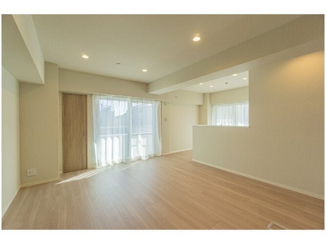 爽やかな風がそよぐ光に溢れた空間。清々しい気持ちになるお部屋です。 爽やかな風がそよぐ光に溢れた空間。清々しい気持ちになるお部屋です。