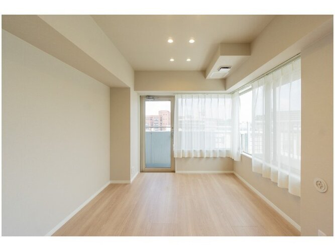 落ち着きのあるフローリングと清潔感のあるクロスが心和む空間を作り出しています。 落ち着きのあるフローリングと清潔感のあるクロスが心和む空間を作り出しています。