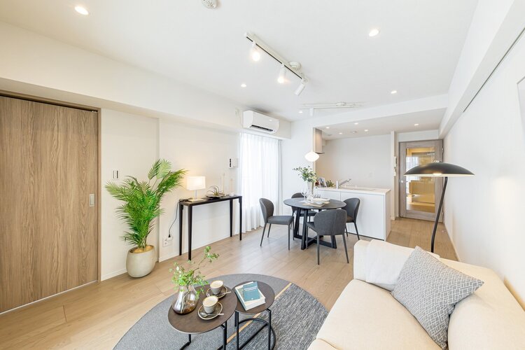 爽やかな白と温もり溢れる上質な木目調を心地よく感じる内装に仕上げました。目に肌に心にやさしく気品溢れる空間を演出し、ナチュラルテイストで安らぎに包まれるリビングダイニングキッチンです。 爽やかな白と温もり溢れる上質な木目調を心地よく感じる内装に仕上げました。目に肌に心にやさしく気品溢れる空間を演出し、ナチュラルテイストで安らぎに包まれるリビングダイニングキッチンです。