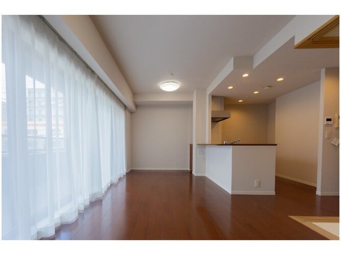 落ち着きのあるフローリングと清潔感のあるクロスが心和む空間を作り出しています。 落ち着きのあるフローリングと清潔感のあるクロスが心和む空間を作り出しています。