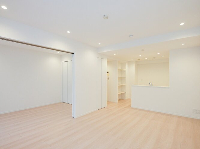 リビングダイニング(約15.0帖)は、シンプルで洗練された佇まいを感じさせるお部屋です。