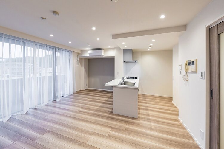 北西向きの大きな窓のある明るいリビングダイニング(約16.5帖)です。 北西向きの大きな窓のある明るいリビングダイニング(約16.5帖)です。