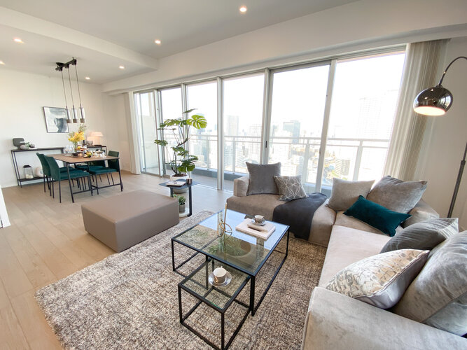 解放感を誇る約22.6帖のリビングダイニングキッチンです。『日常』という大切な時間を豊かに快適にお過ごしいただける空間です。 解放感を誇る約22.6帖のリビングダイニングキッチンです。『日常』という大切な時間を豊かに快適にお過ごしいただける空間です。